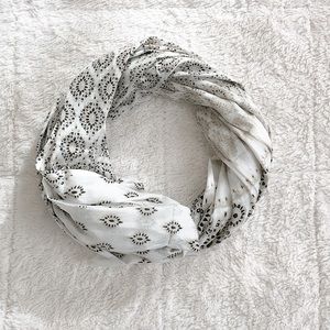 Printed scarf in cream/white/black